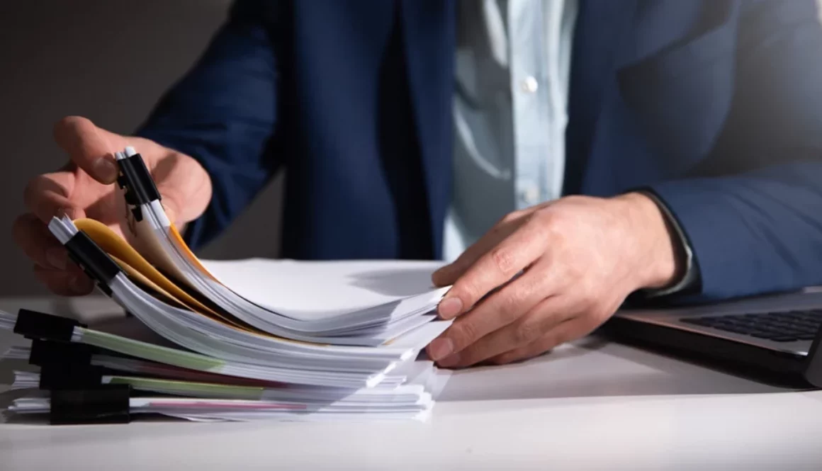 Dokumentacja kadrowa – specjalistka HR przeglądająca akta osobowe w biurze w Rybniku"