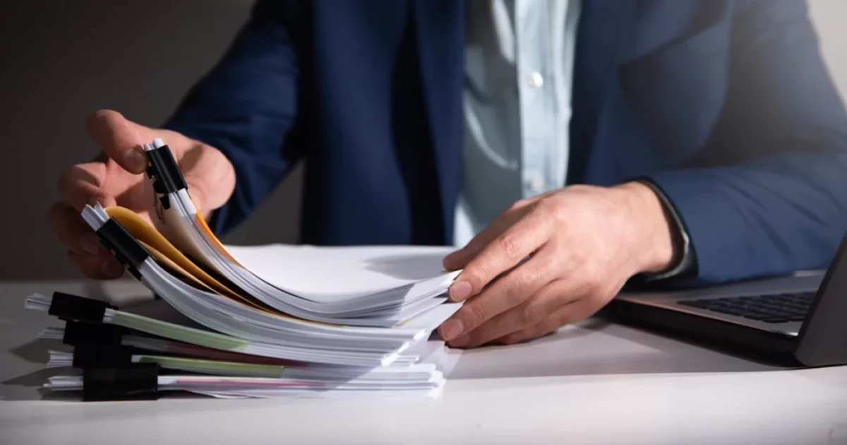 Dokumentacja kadrowa – specjalistka HR przeglądająca akta osobowe w biurze w Rybniku"