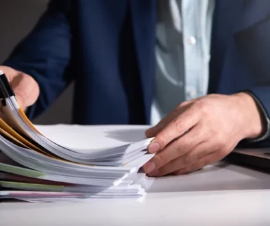 Dokumentacja kadrowa – specjalistka HR przeglądająca akta osobowe w biurze w Rybniku"