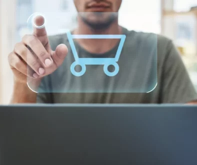 Pakowanie zamówienia ze sklepu internetowego w karton z papierowym wypełniaczem